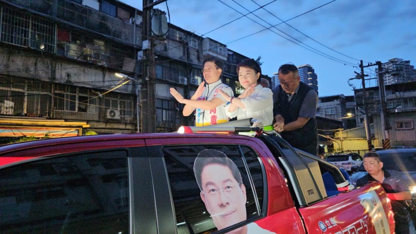 台中市長盧秀燕（左2）力拚823反罷免完封，20日特別北上合體國民黨立委羅明才（左）掃街。中央社