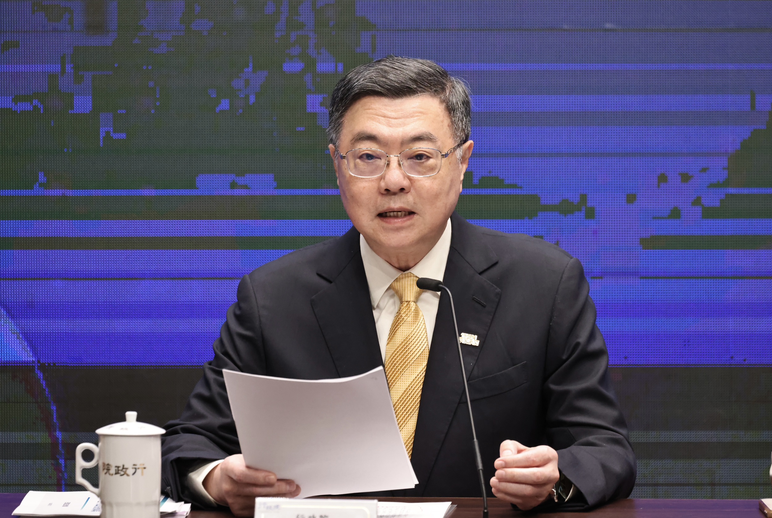 政院21日拍板明年度中央政府總預算案，行政院長卓榮泰親上火線說明。林啟弘攝