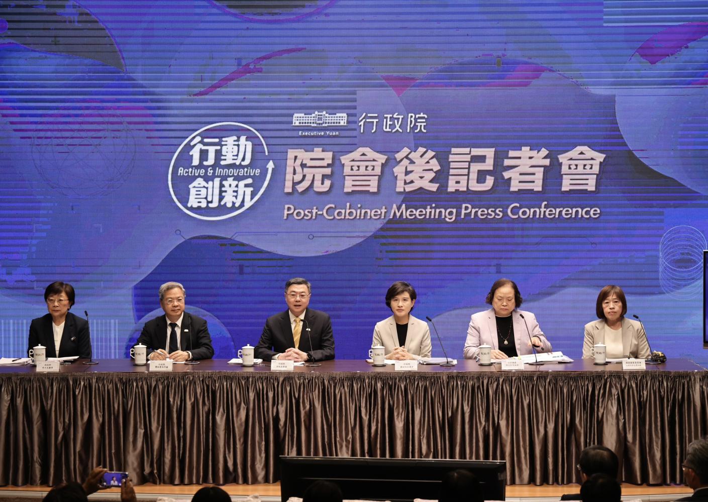 行政院會21日通過115年度中央政府總預算案，行政院長卓榮泰（左三）、副院長鄭麗君（右三）、祕書長龔明鑫（左二）等人出席院會後記者會說明。林啟弘攝