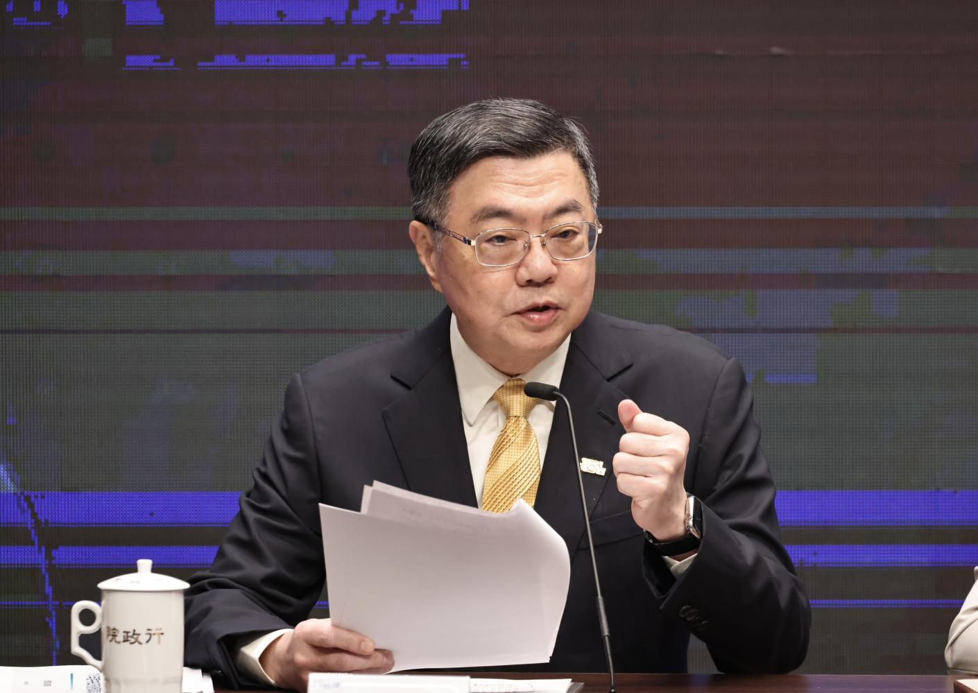 卓榮泰21日出席政院會後記者會時表示，為增加民眾家庭可支配所得，政府明年起擴大減稅措施。林啟弘攝