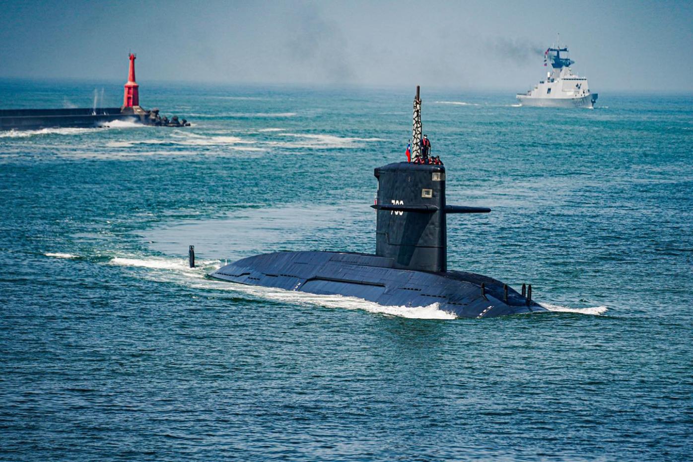 海軍海虎潛艦發生6名官兵落水意外事故，國防部於2024年1月間，由各軍種緊急辦理「人員落海警示器」採購，遭監察院發現有弊端。海軍潛艦資料照