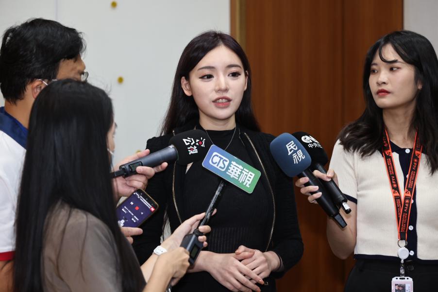 Meta無預警停權數千人受害　百萬網紅「北藝大校花」與綠委要數發部扛責