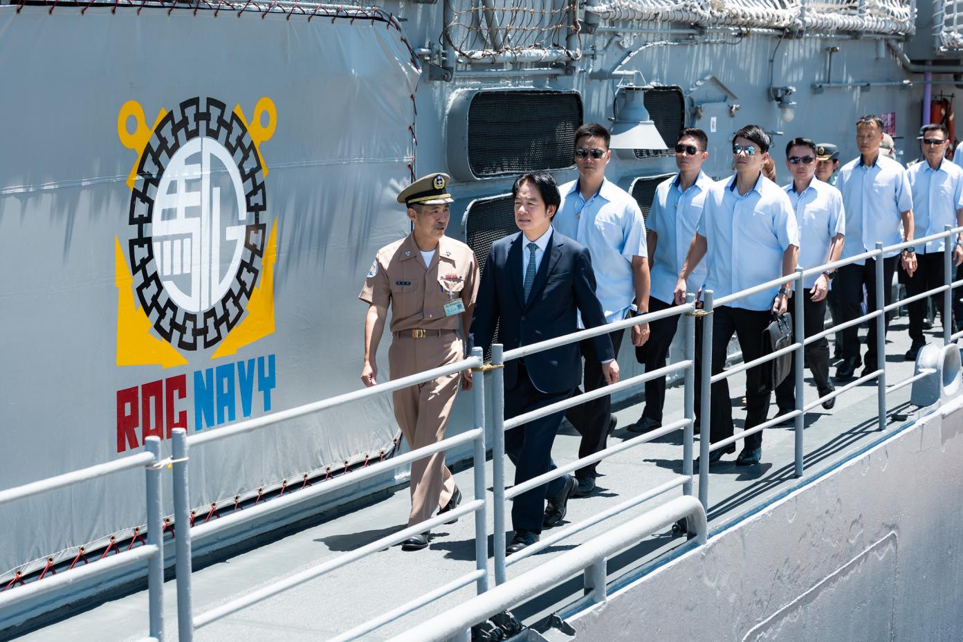 總統賴清德22日至宜蘭蘇澳勗勉海軍艦指部168艦隊，針對行政院對於軍人加薪議題提釋憲，總統說，如果沒有違憲會追補。總統府提供