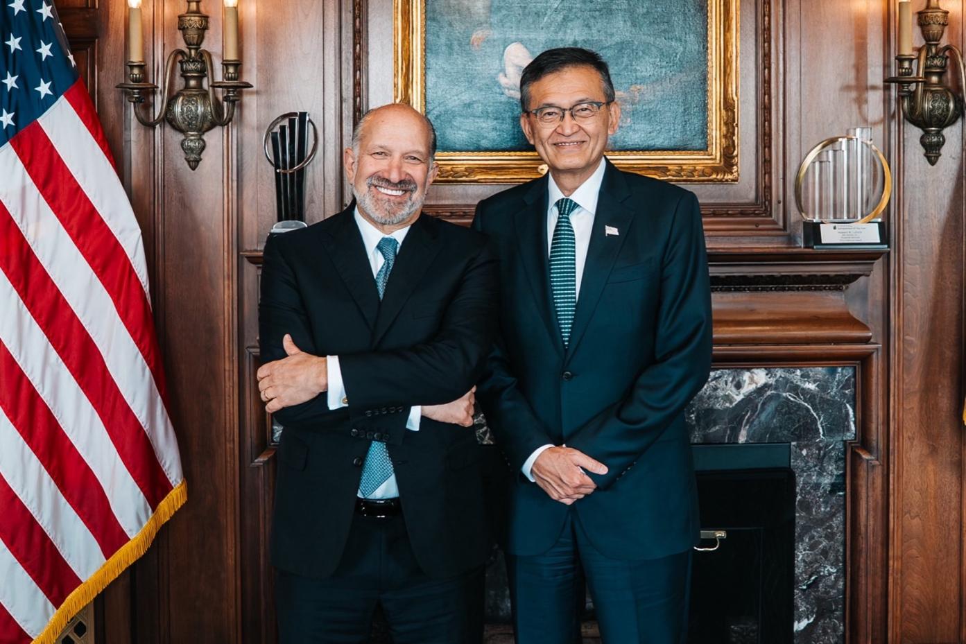 英特爾總裁陳立武與美國商務部長盧特尼克達成協議，美國政府將入股10%，成為該公司現今最大股東。翻攝盧特尼克X