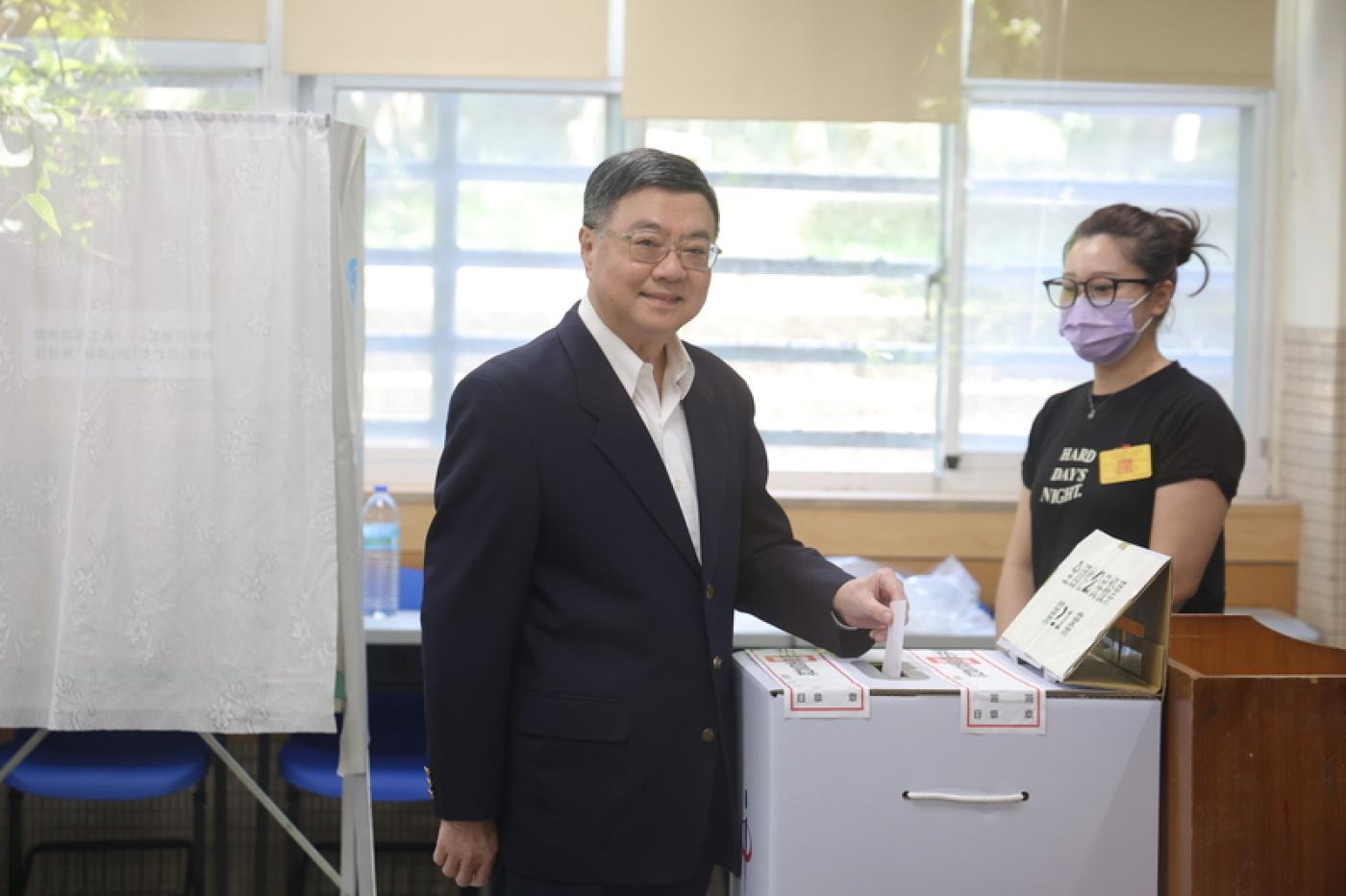 核三重啟公投與7位國民黨立委罷免案今日舉行投開票，行政院長卓榮泰上午至北市三民國中投票。中央社