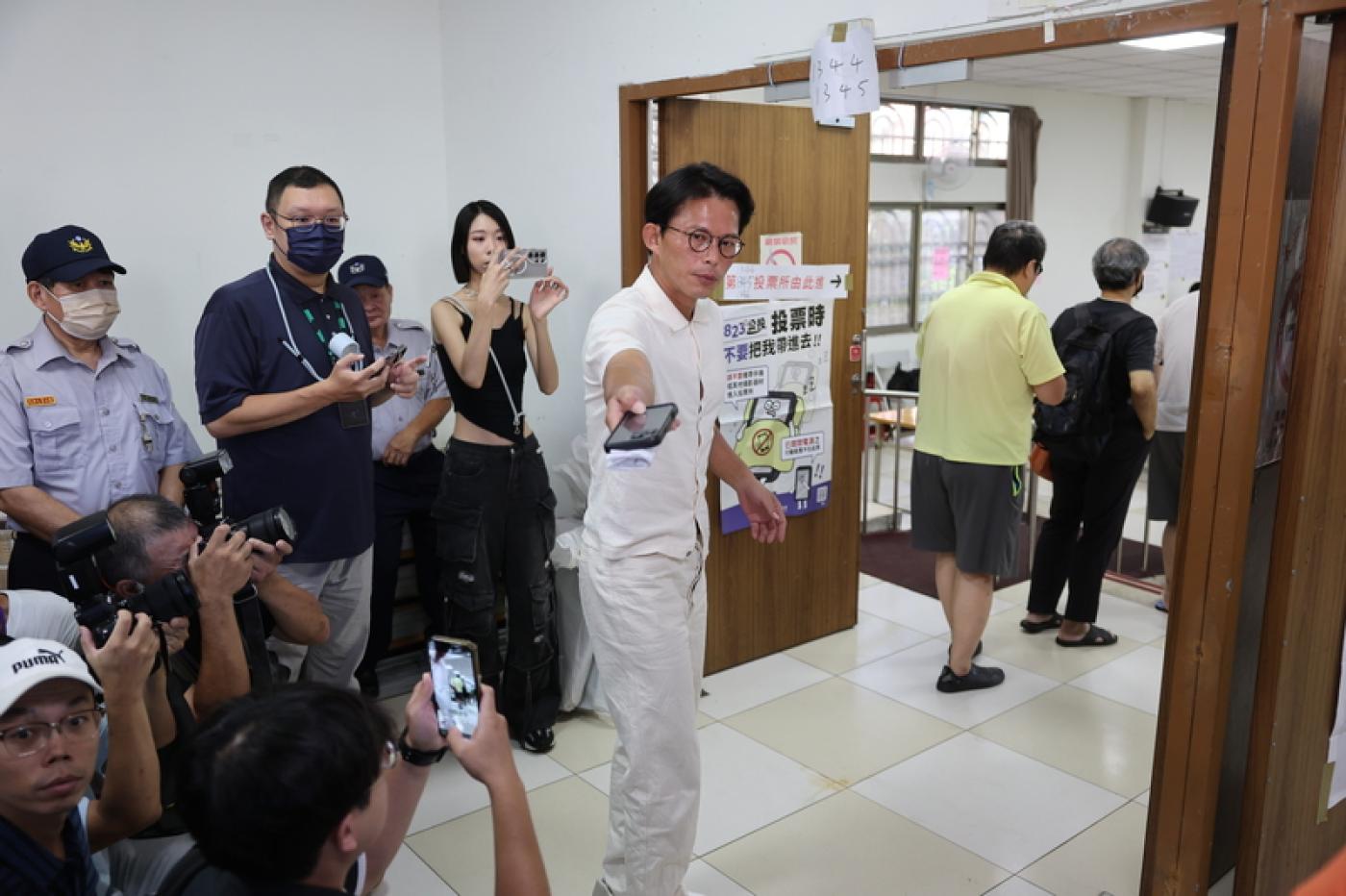 重啟核三公投23日登場，民眾黨主席黃國昌（中）一早就前往新北市板橋區港嘴市民中心投票。中央社