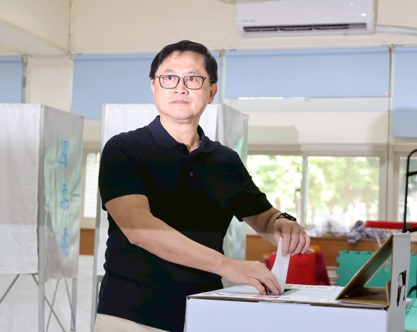 核三重啟公投23日登場，和碩董事長童子賢前往台北市天母國小投票。林啟弘攝