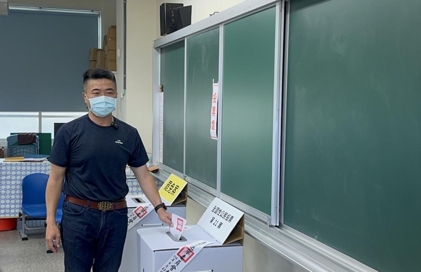 罷免投票23日登場，台中市第2選區國民黨立法委員顏寬恒（圖）上午到烏日區烏日國小投票。