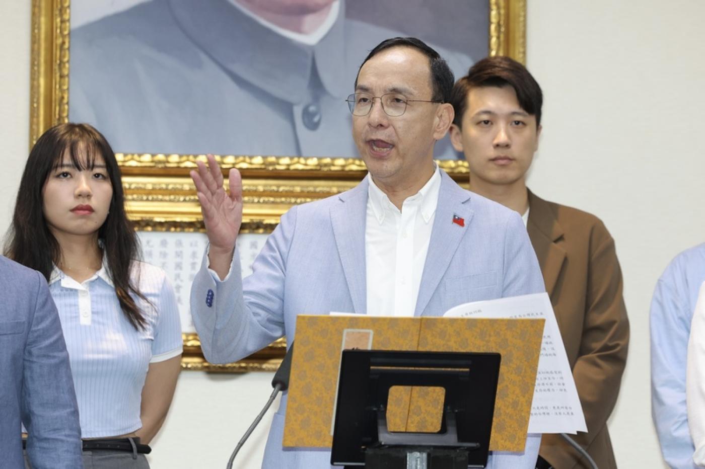 國民黨主席朱立倫（前）23日晚間於7名立委罷免案開票後，在中央黨部發表談話，誠摯呼籲台中市長盧秀燕接任國民黨主席。中央社