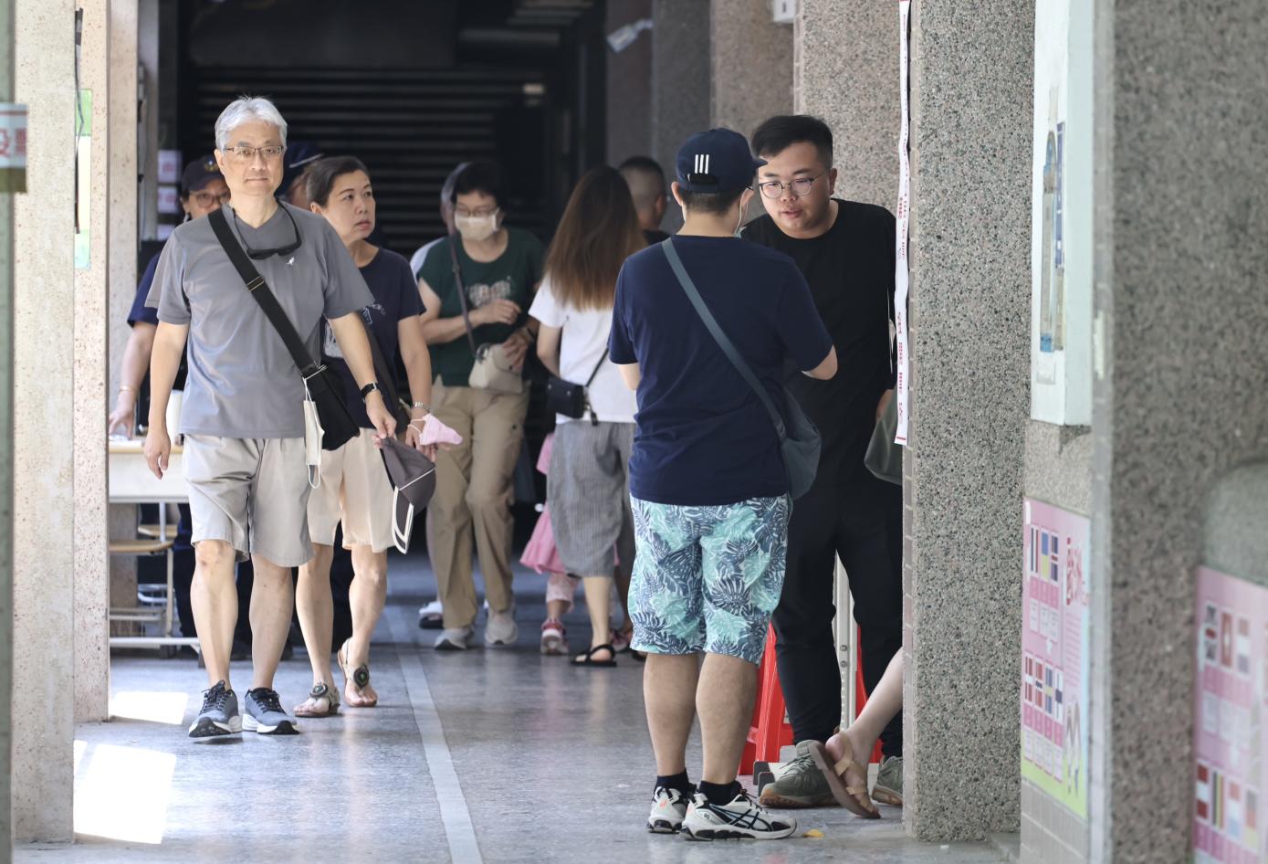 接連2個月的投票，外媒認為台灣選民已情緒疲乏，對執政黨不耐。圖為23日民眾投票情況。林啟弘攝