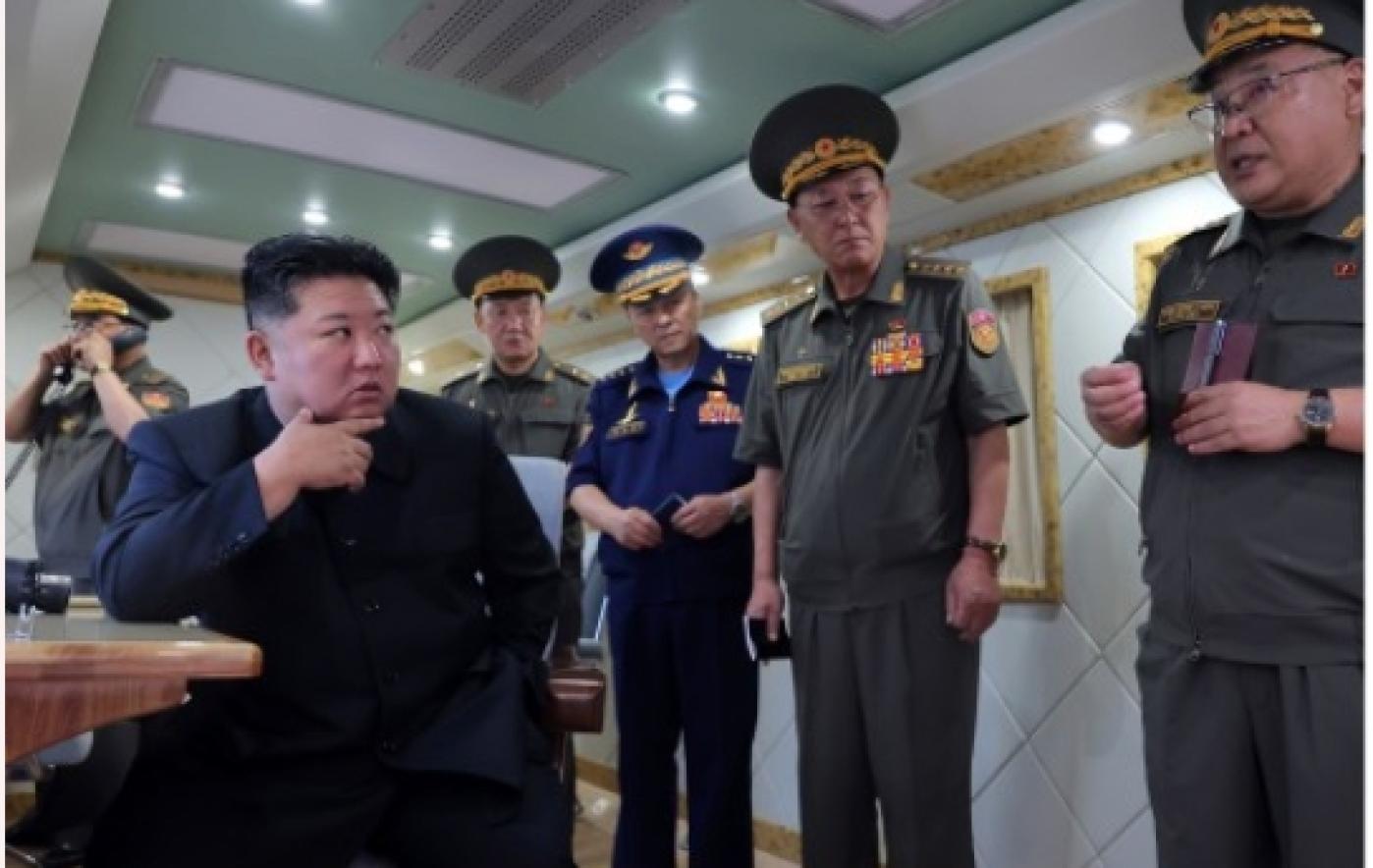 金正恩在新型防空飛彈試射前，視察發射基地並親自觀看發射過程。翻攝自朝鮮中央通訊社