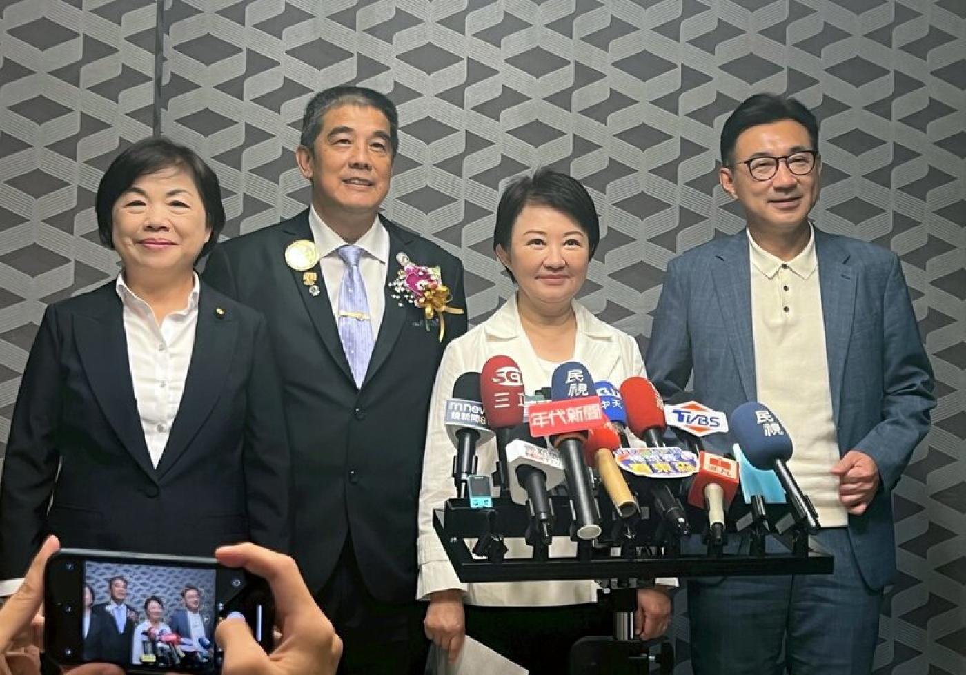 在朱立倫喊話後，盧秀燕（右2）仍決定不參選國民黨主席。中央社
