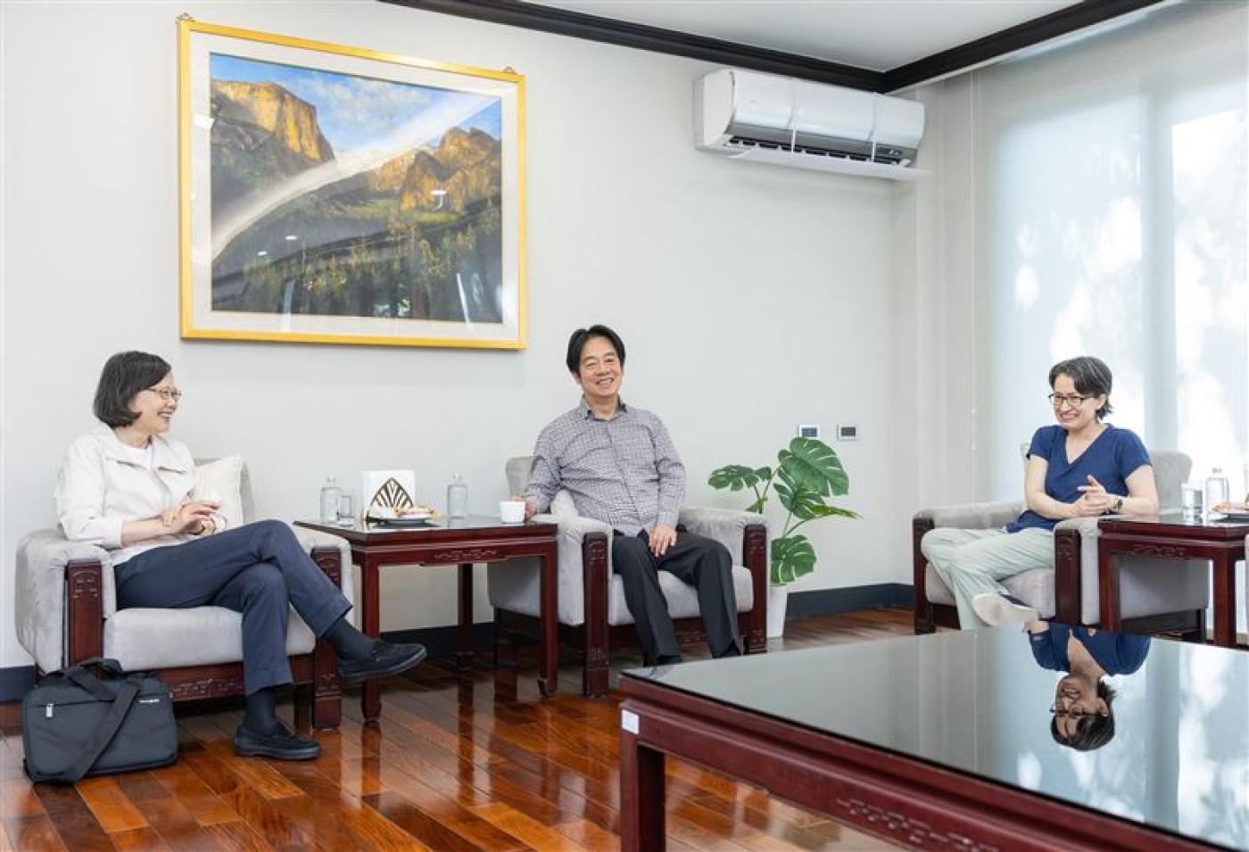 前總統蔡英文與賴清德總統、 蕭美琴副總統，三人下午相約在賴總統官邸見面。翻攝蔡英文臉書