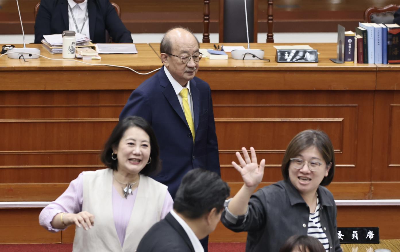 民進黨團幹事長吳思瑤（白背心）和書記長陳培瑜（右1）在宣布不續任後，今在立院一臉輕鬆，柯建銘則是在後面看著她們與國民黨團協商。林啟弘攝