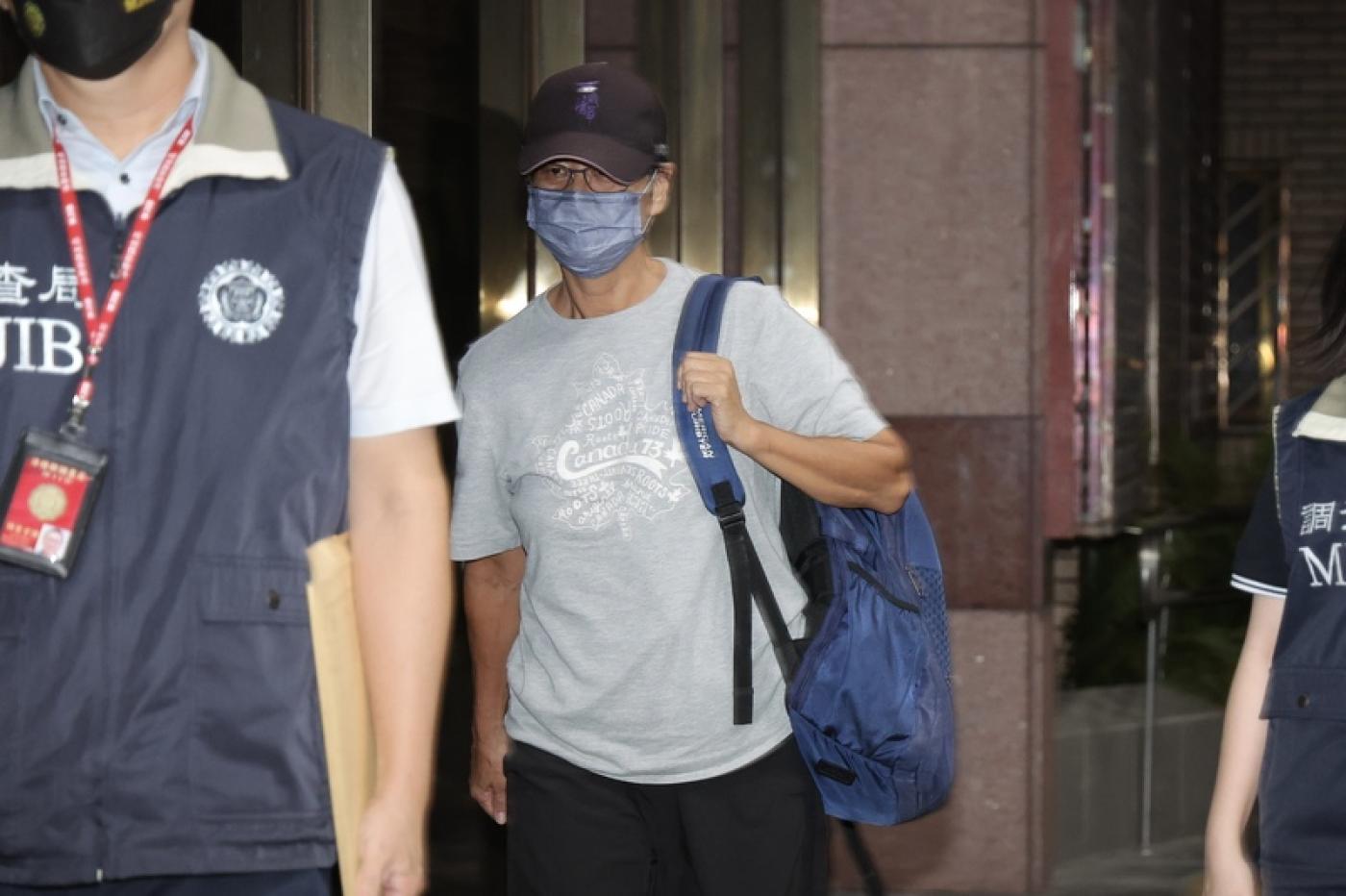 台師大女足抽血爭議，北檢25日指揮調查局台北市調處，兵分3路搜索被告教練周台英（灰衣）住居所及辦公室並約談周台英，另通知涉案教師陳忠慶等4名證人到案，朝詐欺、侵占等罪偵辦。晚間11時將周台英移送北檢複訊。 中央社