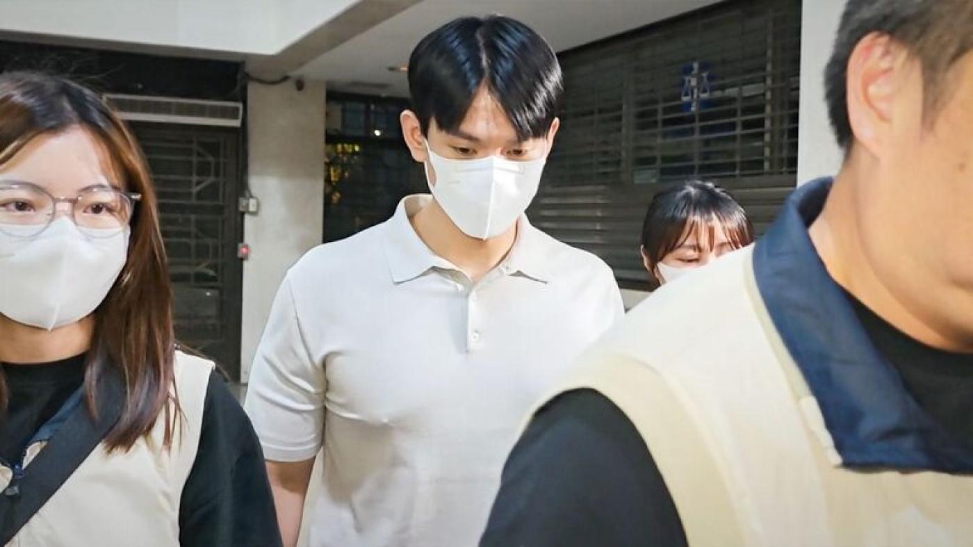 前經濟部綠能科技產業推動中心副執行長鄭亦麟（中）被控涉收賄，台北地檢署26日依貪污治罪條例等罪聲請羈押禁見鄭男。中央社