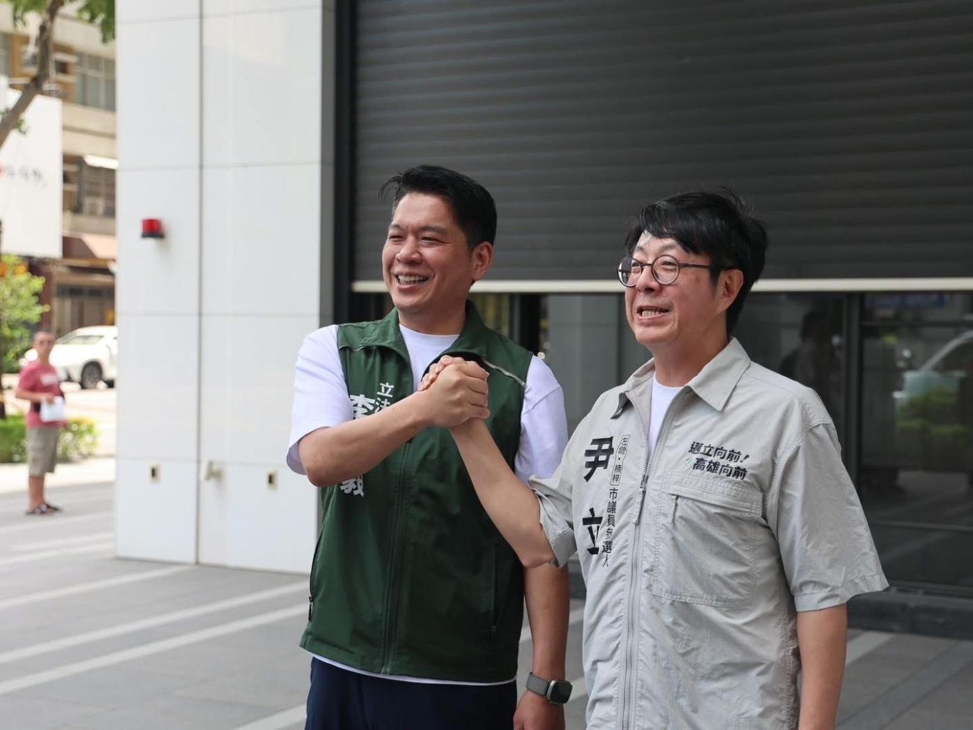 罷韓4君子之一的前高雄市文化局長尹立（右），在同為新潮流菊系立委李柏毅（左）支持下宣布參加黨內市議員初選。翻攝尹立臉書