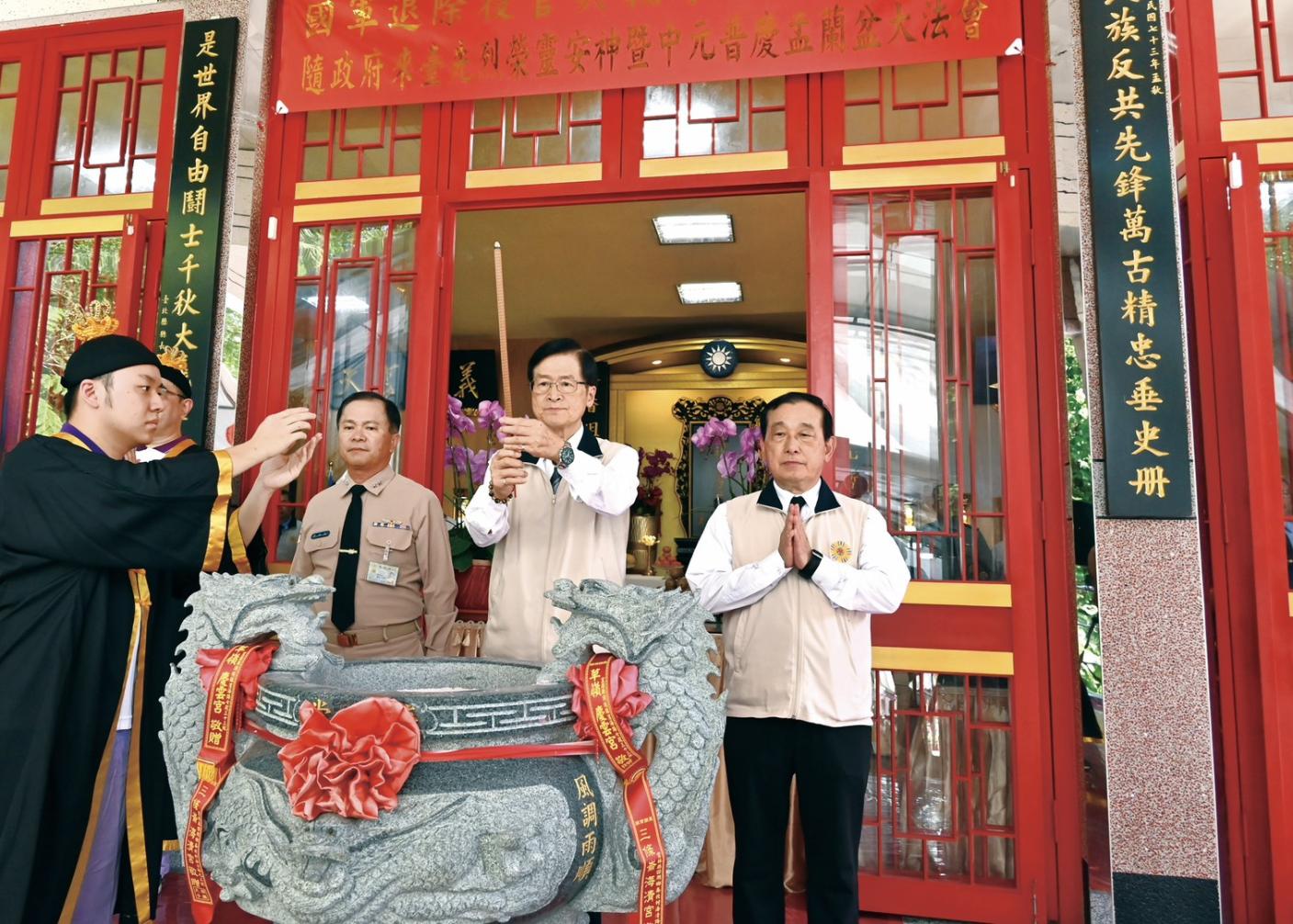 輔導會主委嚴德發主持「隨政府來臺先烈榮靈安神暨中元普慶盂蘭盆」大法會。退輔會提供