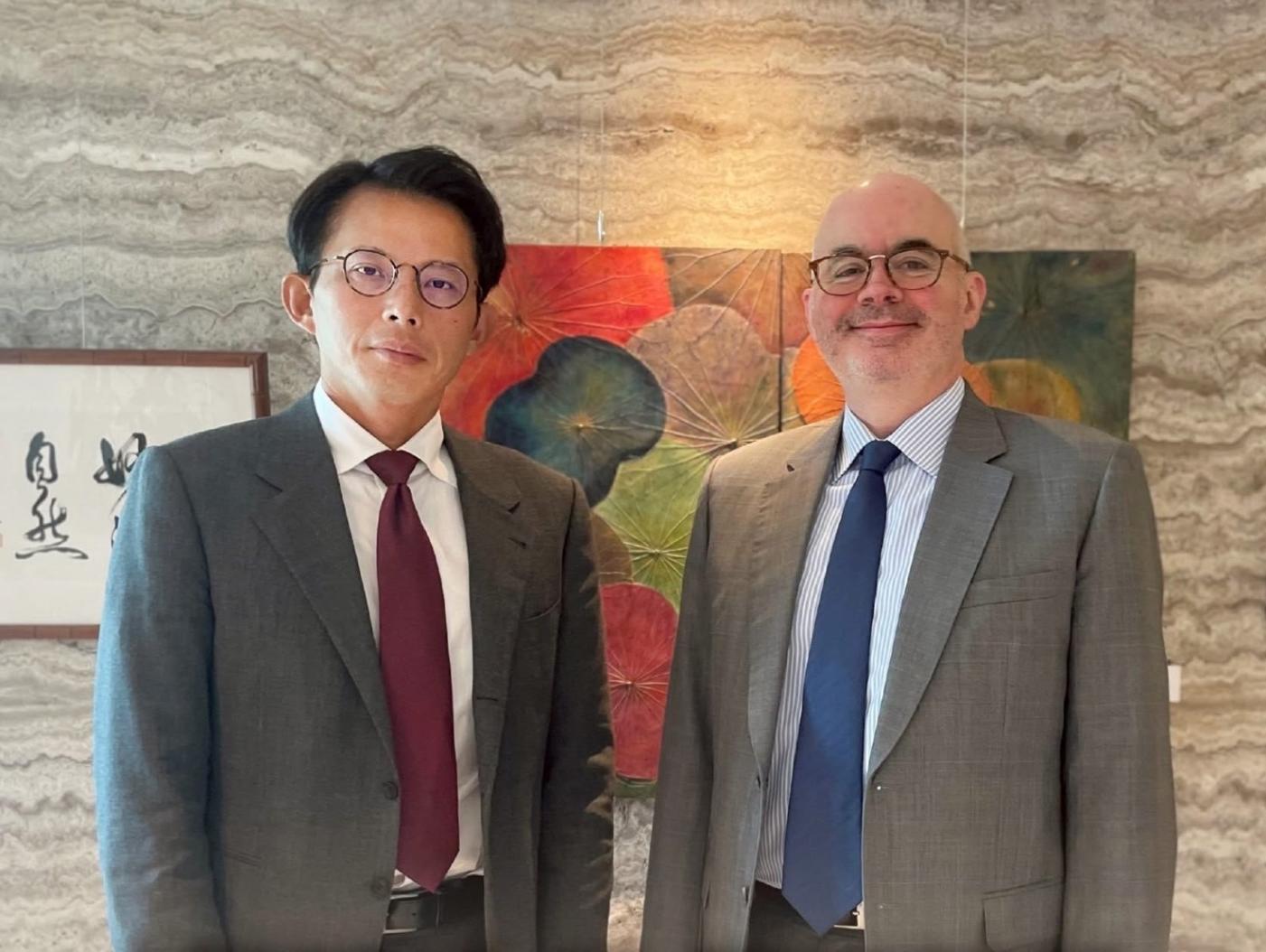 AIT台北辦公室處長谷立言與黃國昌合照上網，兩個人的表情馬上被注意到，相較於谷立言的一派輕鬆，黃國昌就顯得嚴肅許多。翻攝AIT臉書
