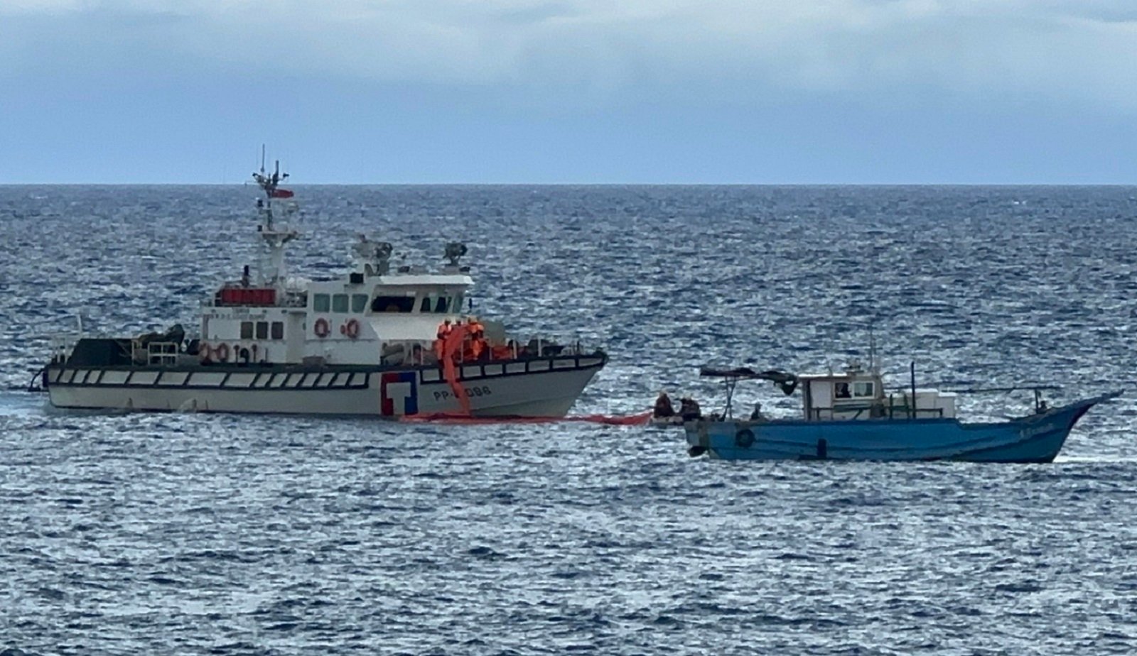 海巡署東部分署27日舉行行大規模區域搜救暨海洋污染應變實兵演練，模擬船舶失火等海難情況。海巡署東部分署提供