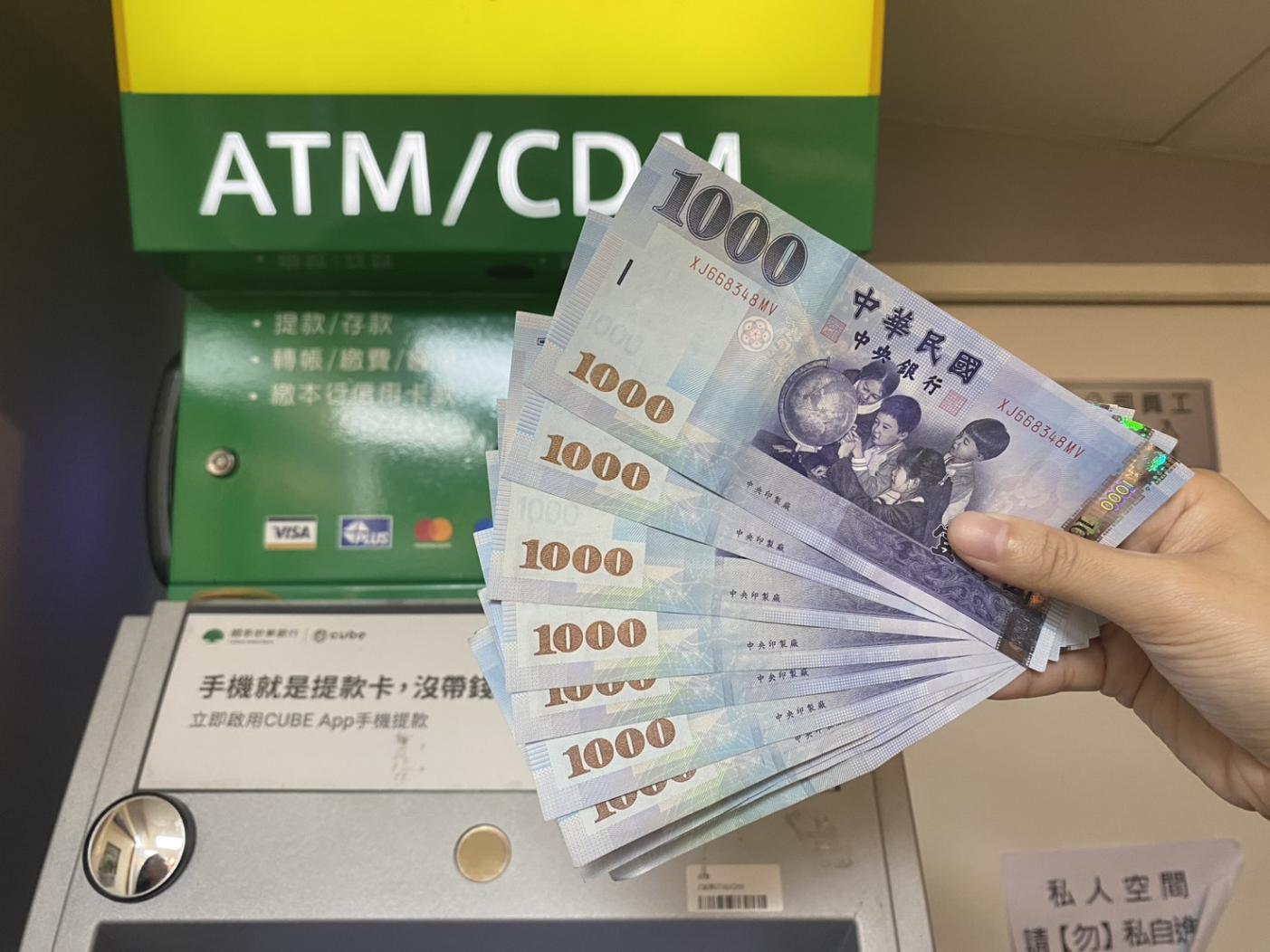 普發現金１萬元時程，朝野黨團達成共識，法律公布後一個月內開始執行、7個月內須完成發放。資料照片