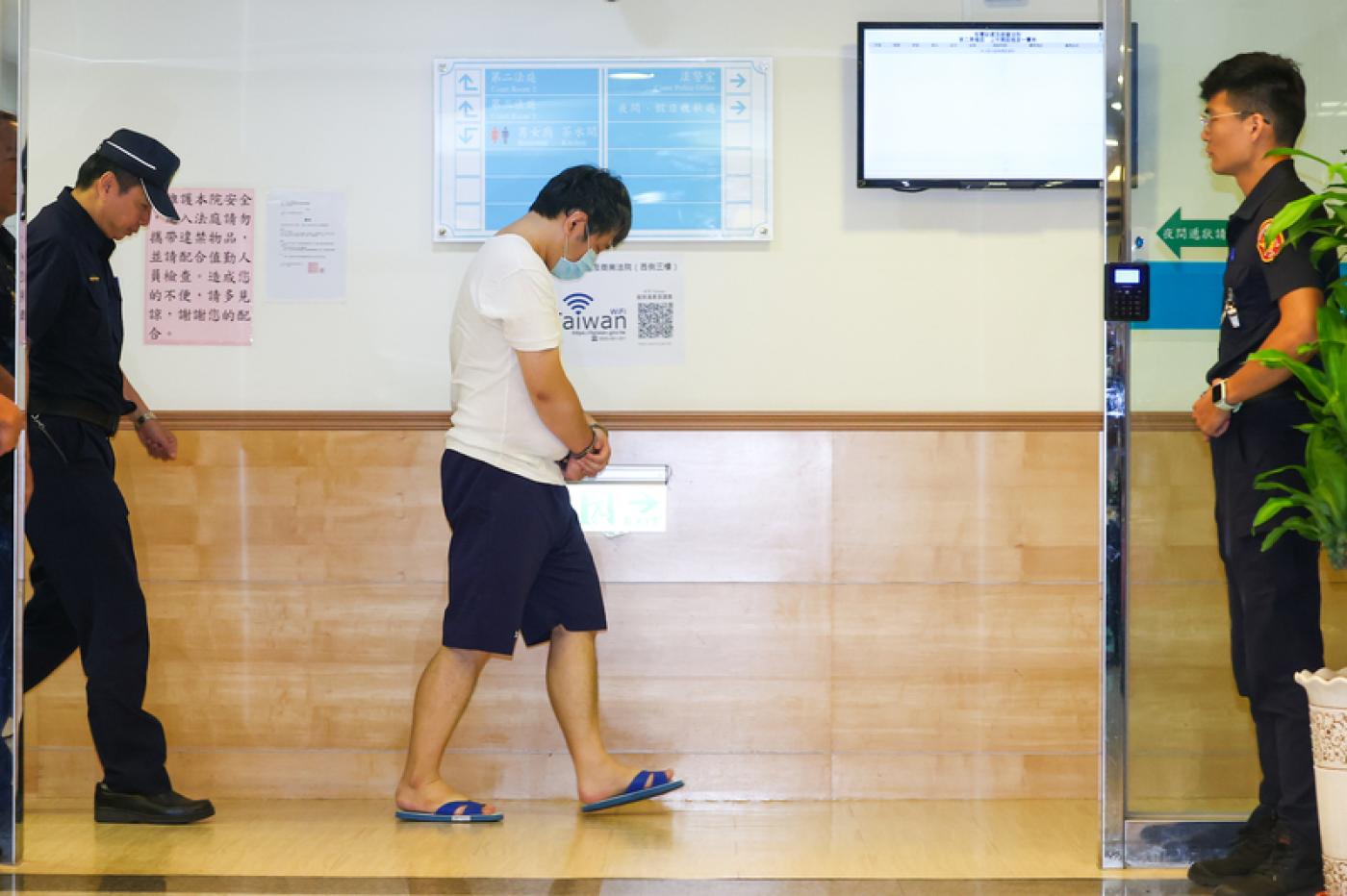 台積電離職工程師陳力銘（中）涉嫌洩漏台積電關鍵技術，遭檢方依違反營業秘密法等罪起訴。高檢署智財分署1日將羈押中被告移由智慧財產及商業法院審理。 中央社