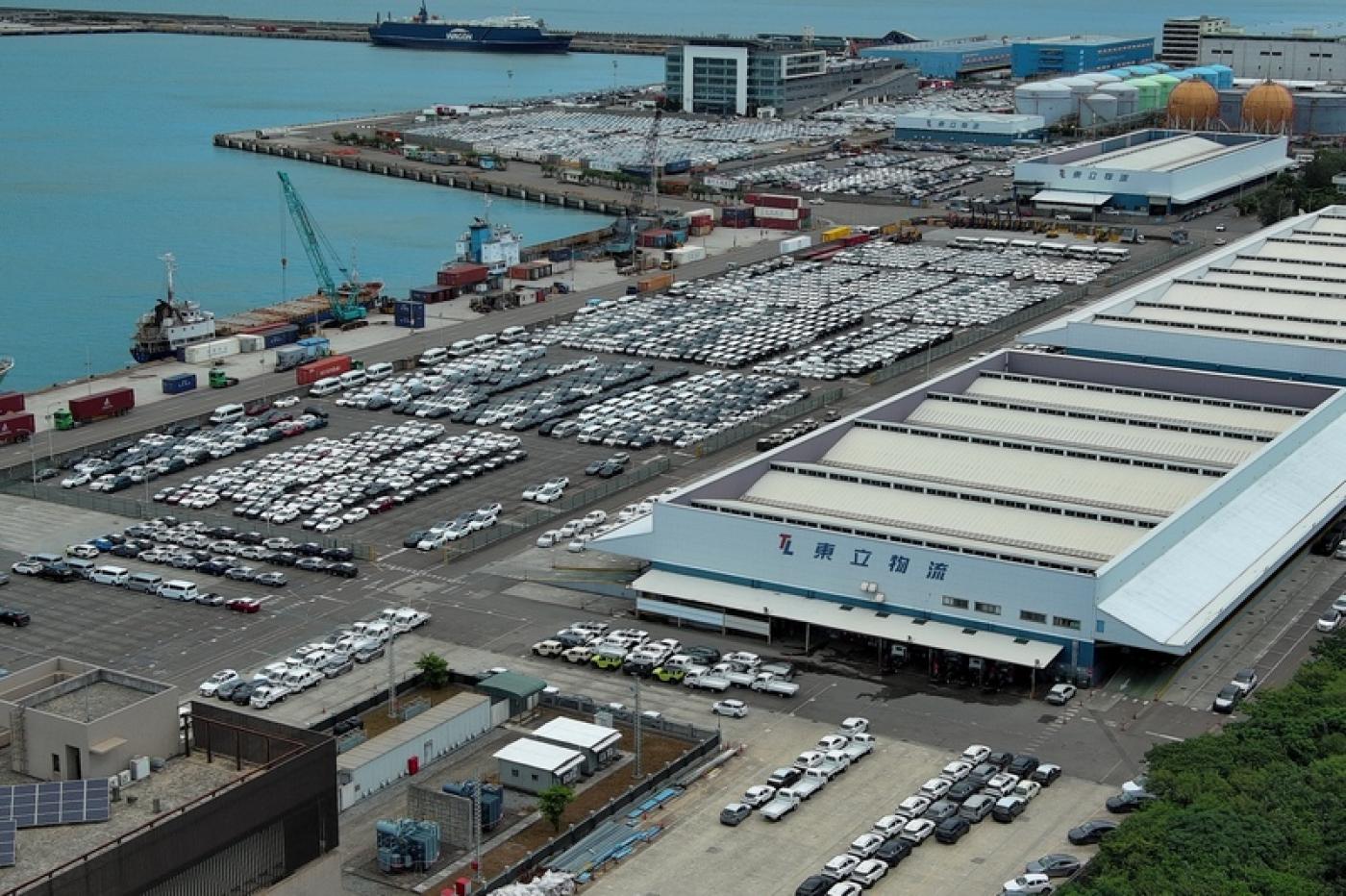 美國對等關稅不明朗，衝擊車市買氣。經濟部表示，7月零售業營業額連4黑，其中汽機車零售業營業額年減19.7%，寫下近4年來最大減幅，若下半年美國關稅政策能夠底定，民眾對耐久財的消費遞延至下半年，有助內需成長。圖為台北港停滿進口車。 中央社