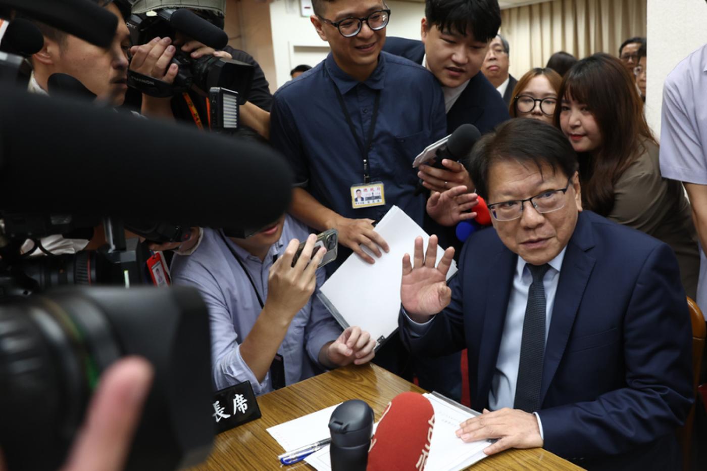 總統府秘書長潘孟安（前右）28日到立院備詢，傳出昨晚他親自拜訪柯建銘，希望柯主動讓步。中央社