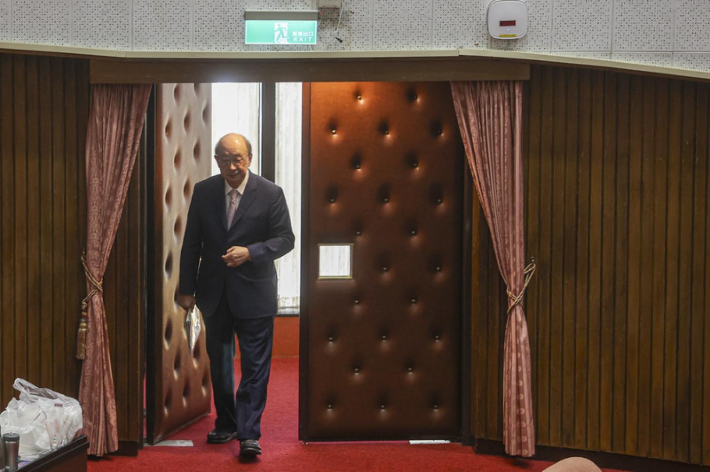 民進黨團總召柯建銘（圖）29日步入立院議場準備主持黨團會議。中央社