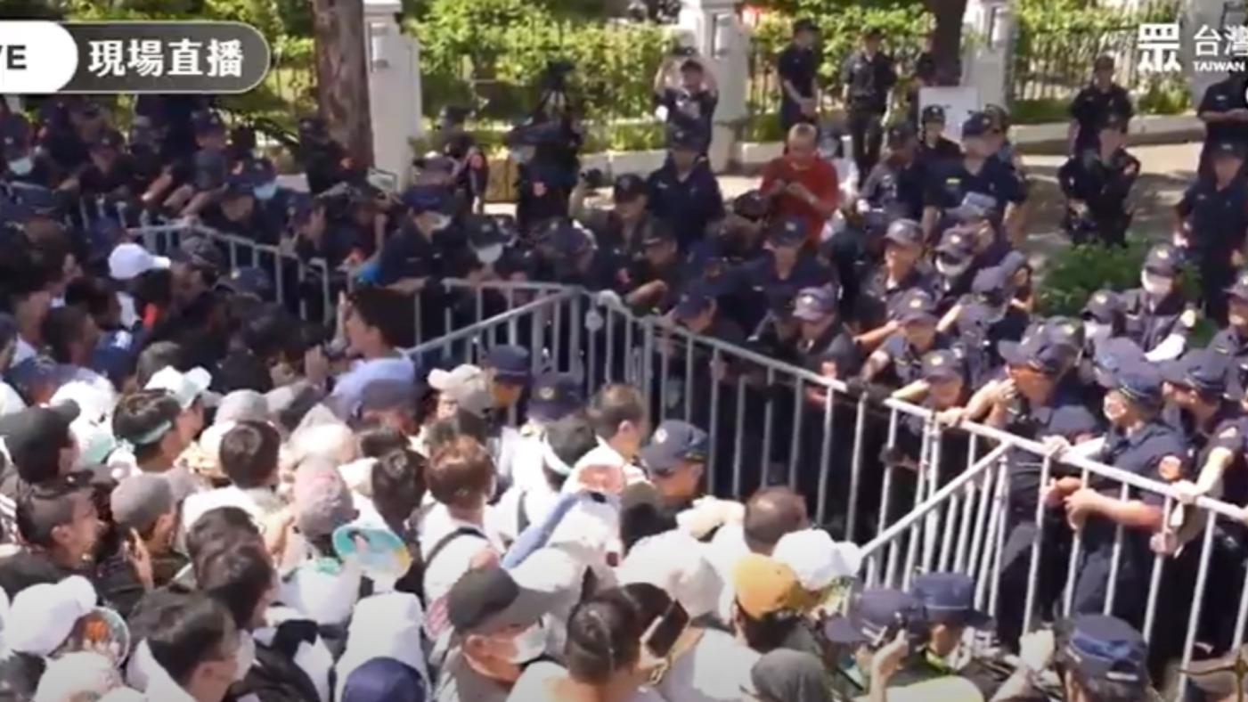 警方部署警力避免群眾靠近官邸，國昌率小草高喊「萊爾校長出來面對」。翻攝民眾之聲