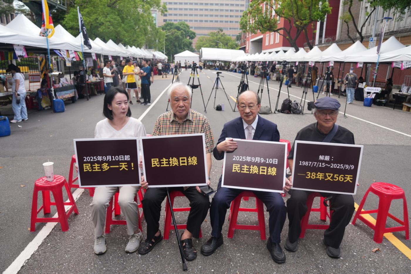 總統府資政姚嘉文（左2）與民進黨立院黨團總召柯建銘（右2）等人，30日出席「2025文化中元祭典：安魂送煞．永續台灣」活動。中央社