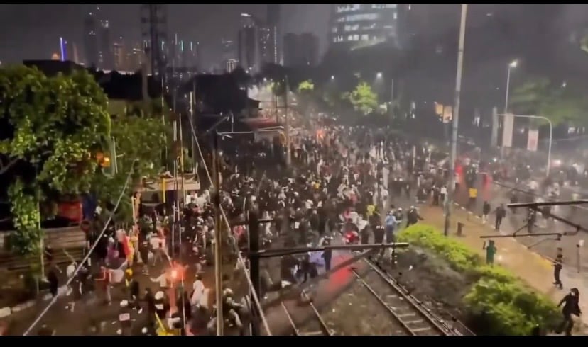 印尼民眾上街抗議政府的行動，現在延燒到首都雅加達，圖為國會大廈前抗議民眾遭軍警驅散。翻攝網路Kunsun5705