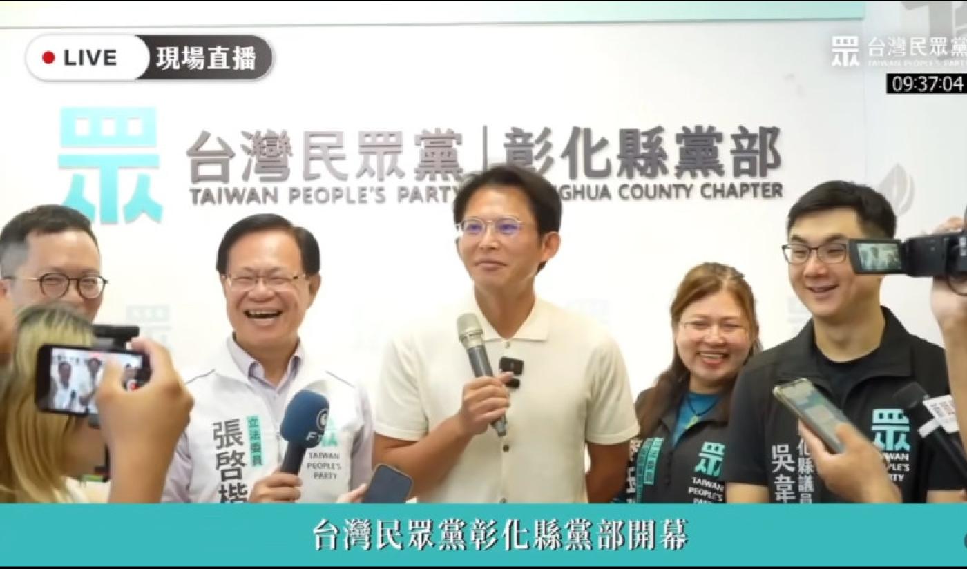 黃國昌等人今天在彰化主持黨部開幕，他說提問記者沒有事實搞清楚，他沒有勒記者脖子，現場一群人哈哈大笑。翻攝民眾之聲
