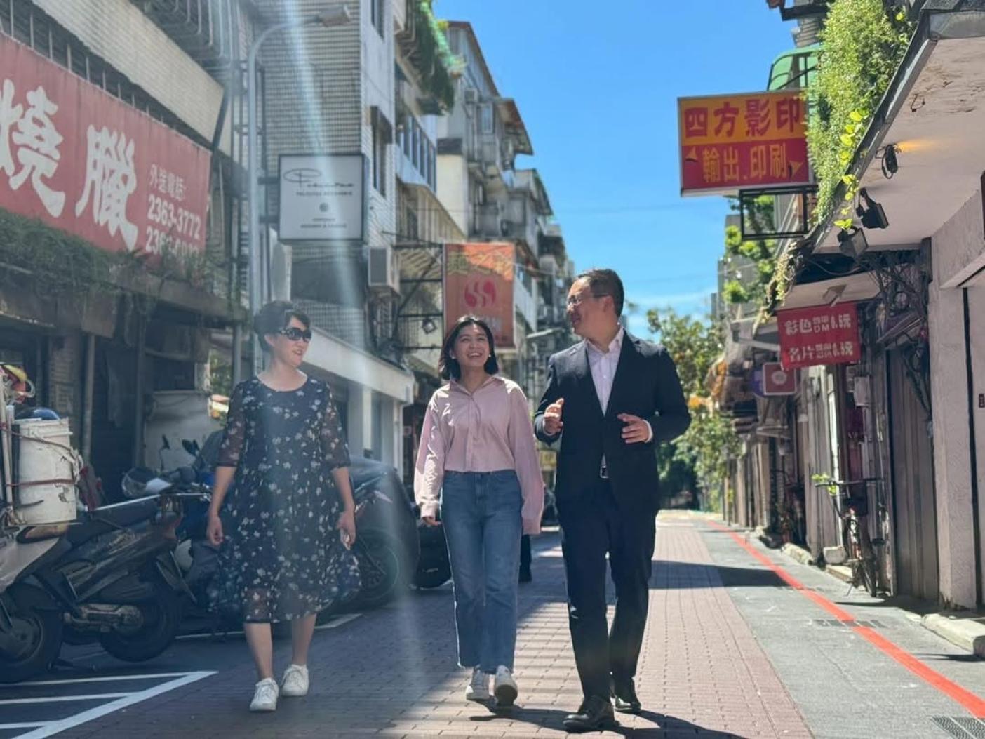 雖然還沒有宣布請辭台北市議員，但趙怡翔近日的臉書上，里長服務的行程都會安排劉品妡站在C位。翻攝趙怡翔臉書