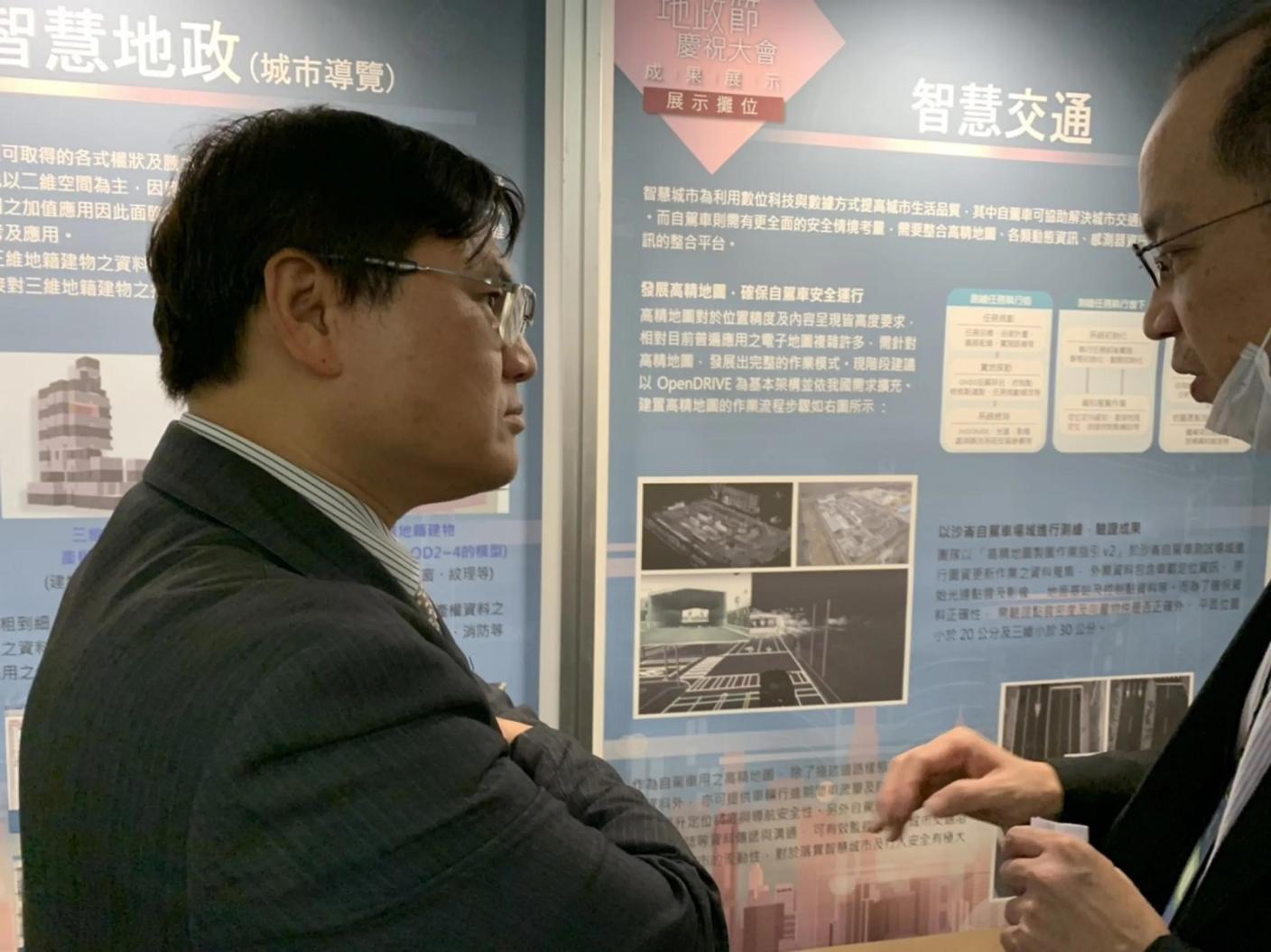 總統府1日宣布新任府副秘書長，由民進黨前民調中心主任鄭俊昇（左）接任。翻攝台灣地理資訊中心網站