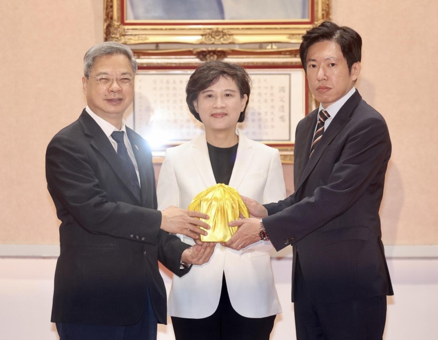行政院1日舉行卸、新任祕書長交接典禮，由行政院副院長鄭麗君（中）擔任監交，卸任祕書長龔明鑫（左）將印信交給新任祕書長張惇涵（右）。中央社