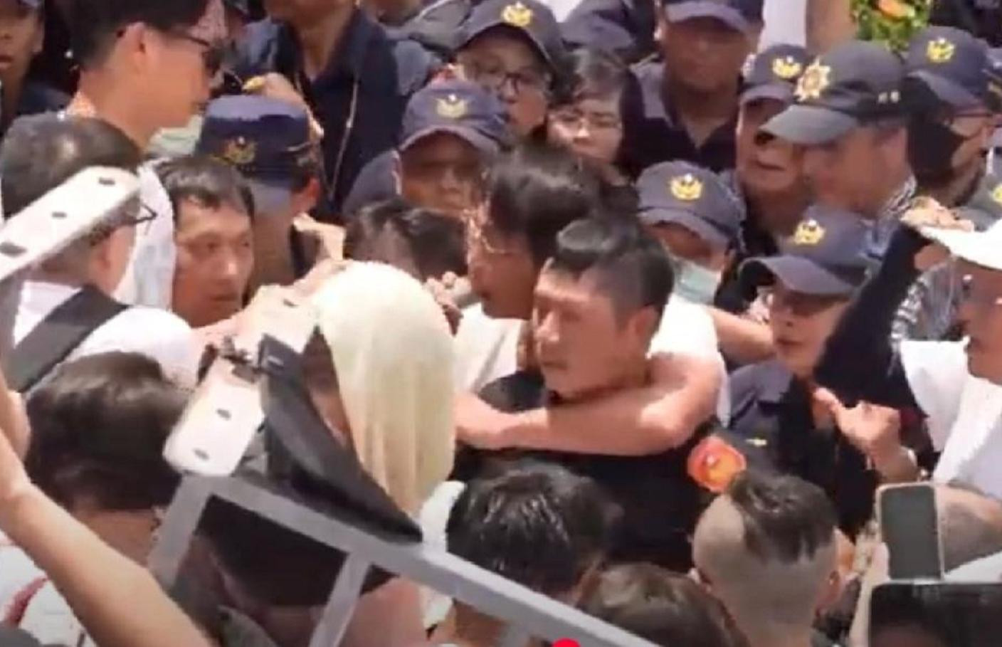 民眾黨於8月30日舉辦走讀活動，因推擠衝突造成8名員警受傷，內政部強調要嚴辦，民眾黨主席黃昌國回嗆「丟人現眼」。翻攝民眾之聲YT頻道