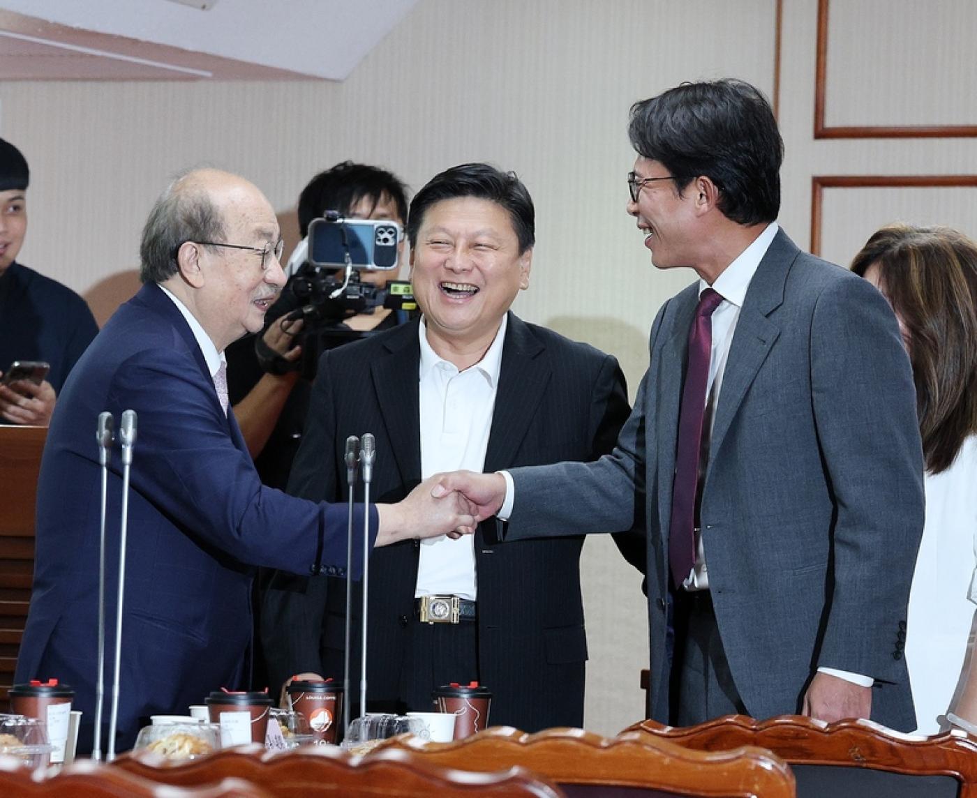 朝野立院總召大和解，在傅崐萁居中撮合下，柯建銘和黃國昌兩人笑開了握手。中央社