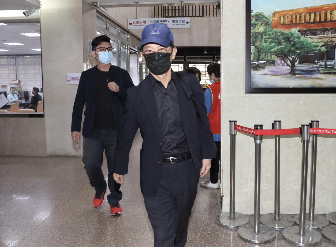 台北地方法院2日再度開庭審理京華城及政治獻金案，前台北市副市長彭振聲（前）到庭。林啟弘攝