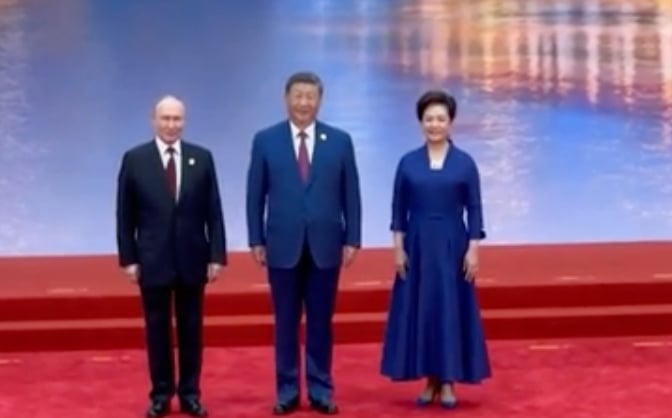 習近平站在C位和普丁合照，但外界注意到這段影片中臉部的膚色黝黑，連太太彭麗媛都顯得白亮。翻攝俄羅斯通訊社