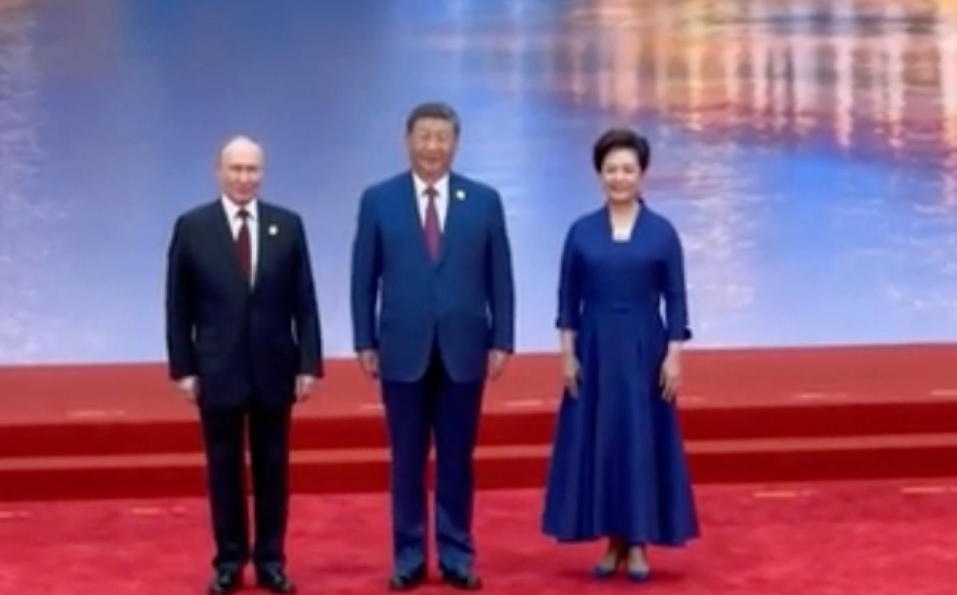 習近平站在C位和普丁合照，但外界注意到這段影片中臉部的膚色黝黑，連太太彭麗媛都顯得白亮。翻攝俄羅斯通訊社
