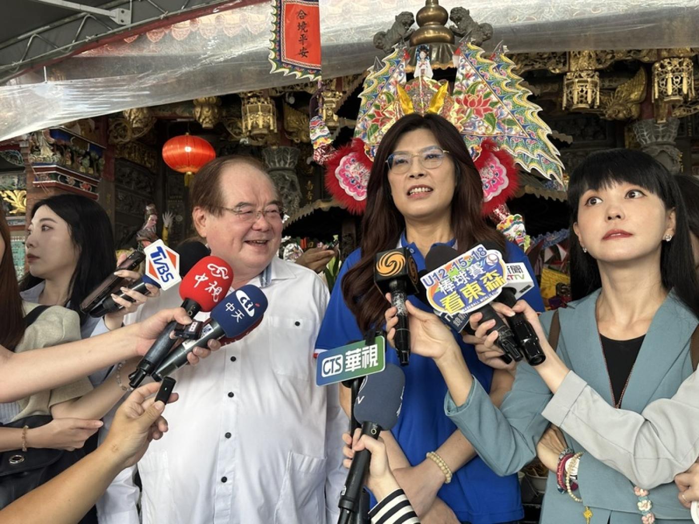 國民黨主席10月改選，有意參選的前立委鄭麗文3日到新北市的先嗇宮拜會李乾龍。中央社
