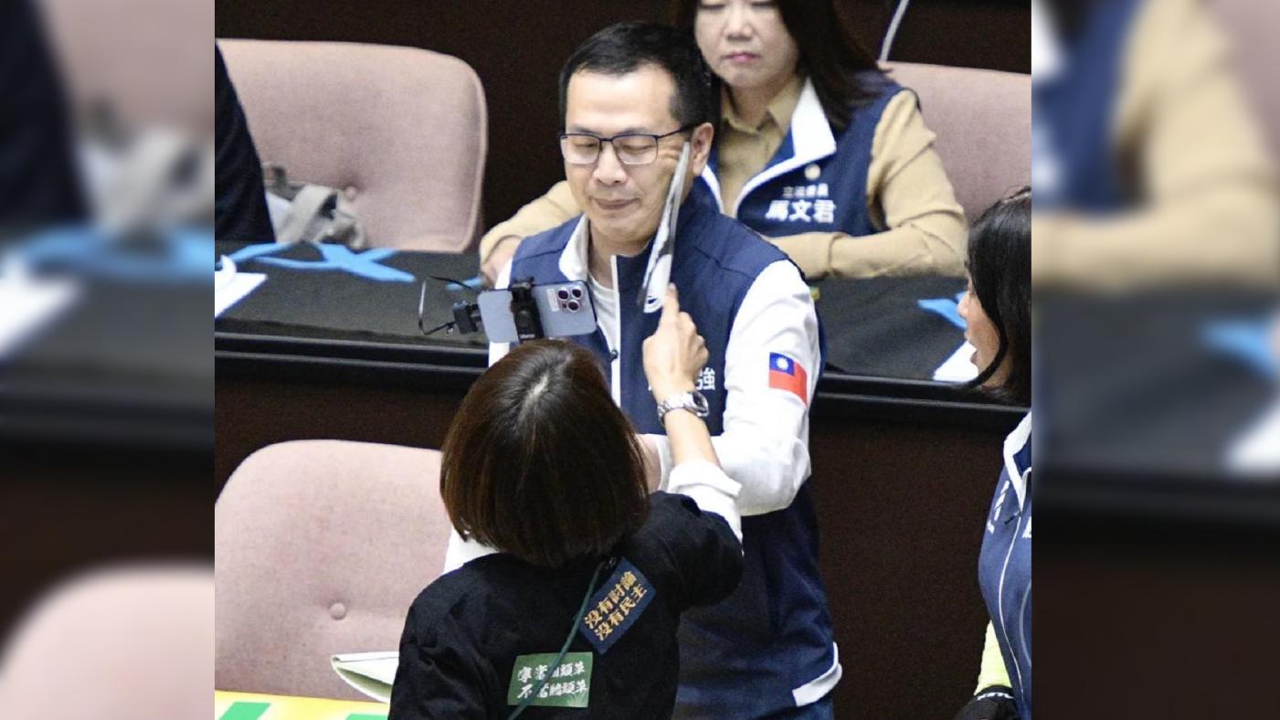 立法院去年審理國會職權相關法案期間，邱議瑩用扇子打了國民黨立委羅智強一巴掌。翻攝羅智強臉書