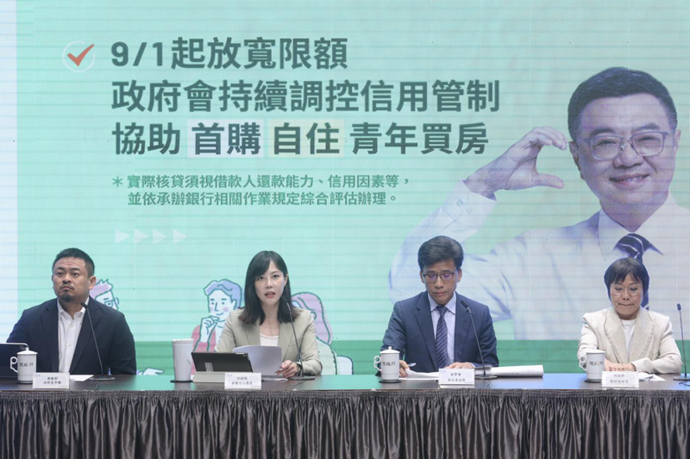 行政院4日舉行院會後記者會，勞動部長洪申翰（左起）、行政院發言人李慧芝、金管會主委彭金隆、內政部長劉世芳等人出席。中央社