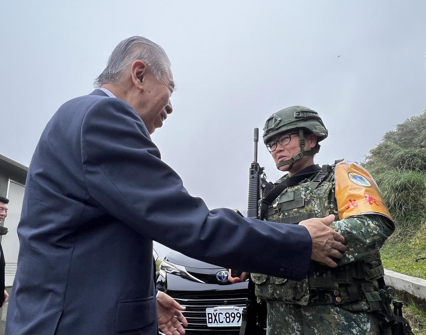 軍友社榮譽理事長李棟樑前往各哨所慰問執勤人員。軍友社提供