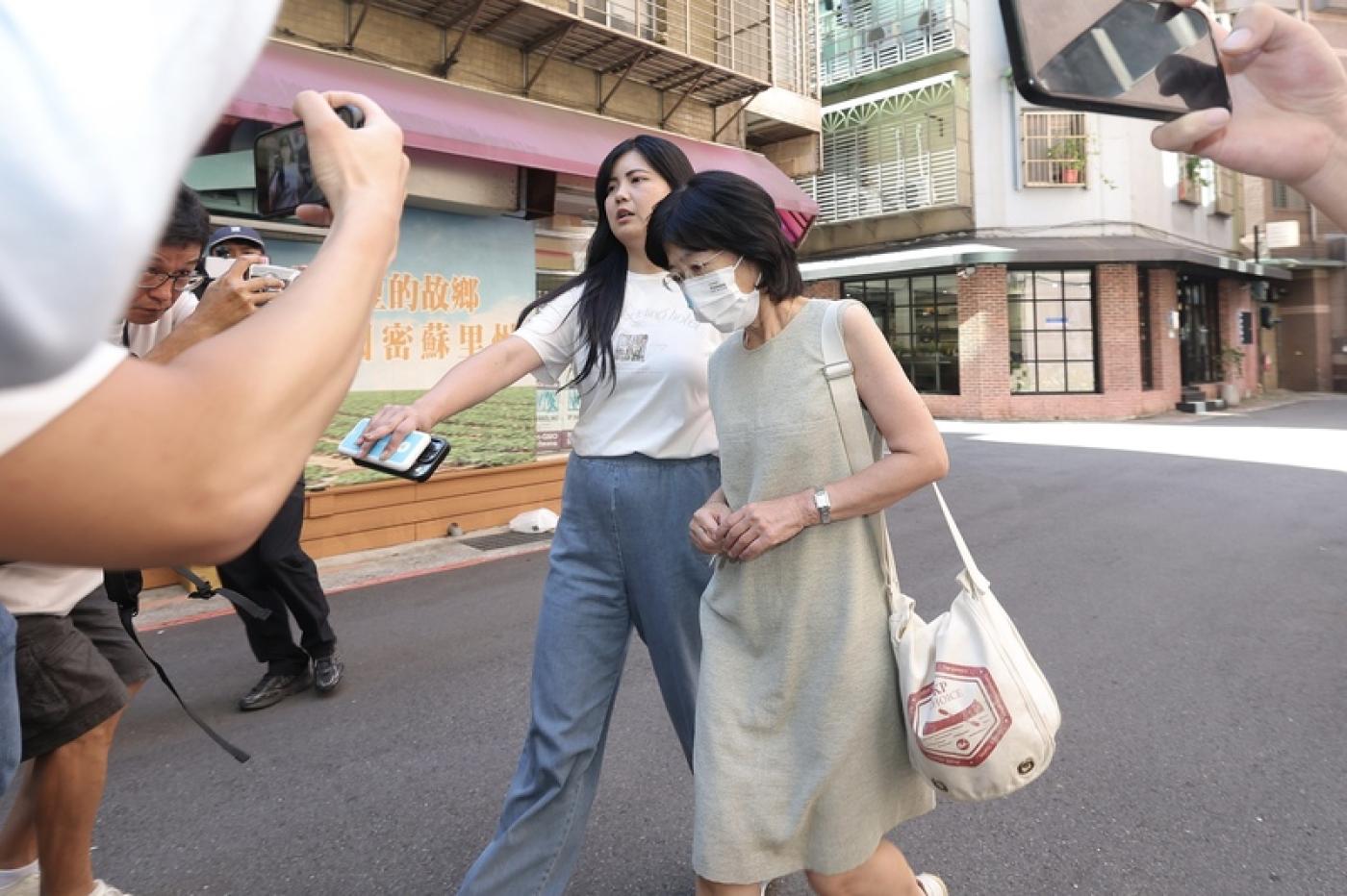 柯文哲妻子陳佩琪（前）下午到銀行匯款，約3時返回家。中央社