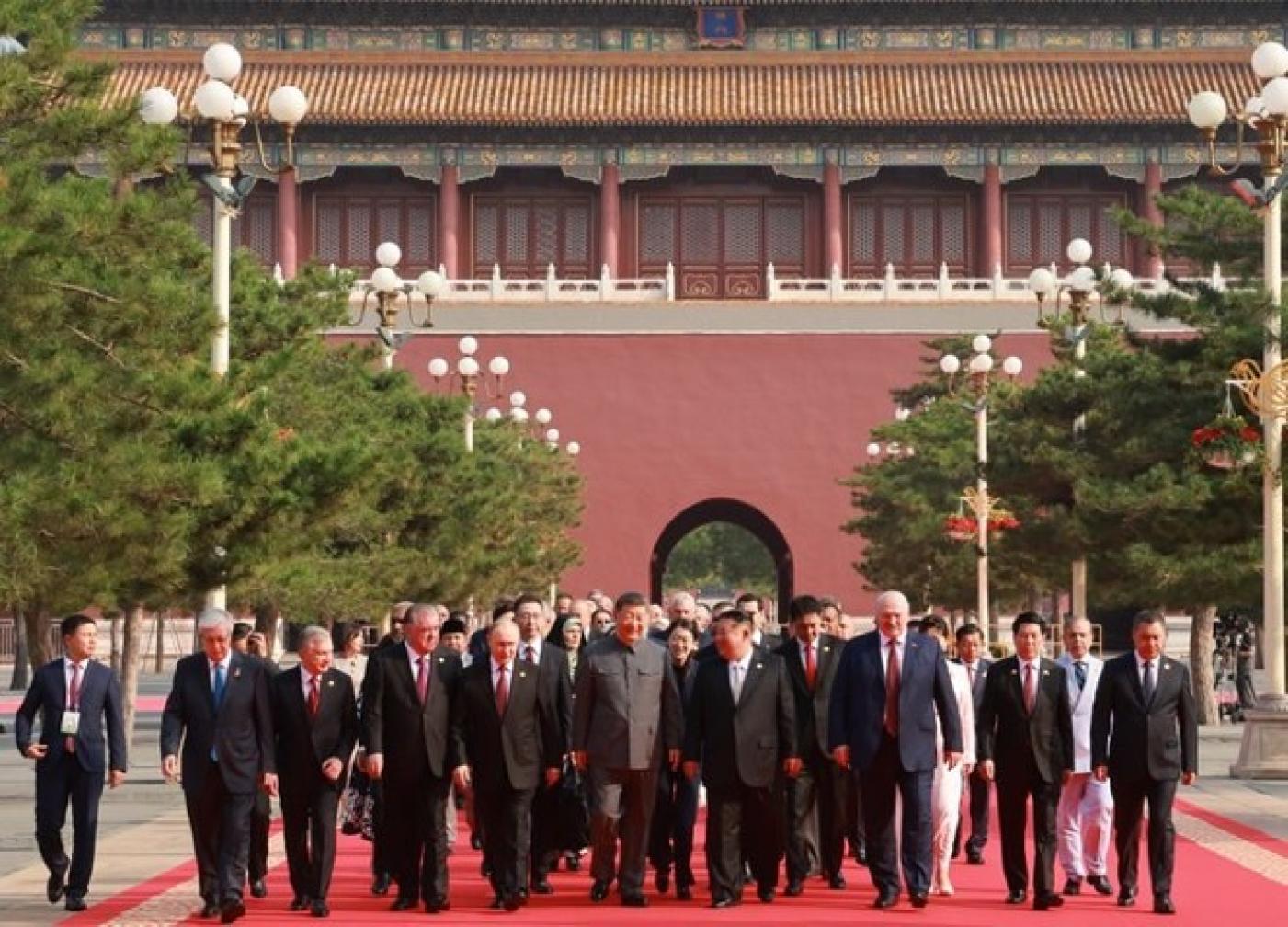 習近平今年閱兵帶著普丁和金正恩一路走上天安門城樓，之間聊天「人類可活到150歲」，現在中國說是歪曲事實。翻攝中國外交部發言人毛寧X