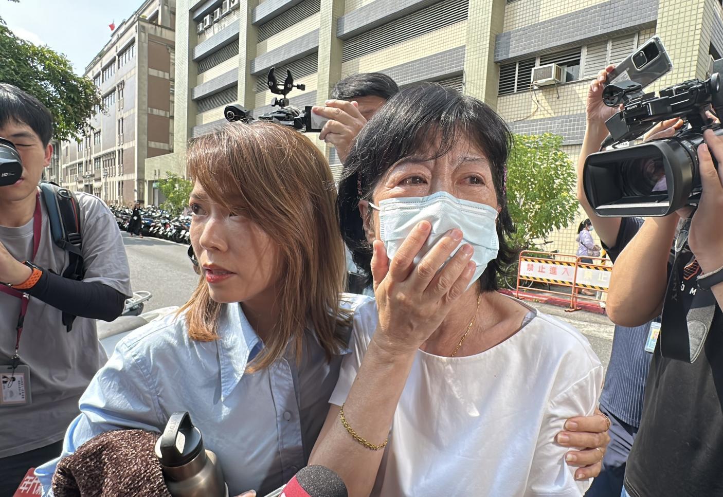 柯文哲原本預定8日與律師見面後再決定是否繳交7千萬保金，但民眾黨7日就傳出要一起接柯P回家的貼文。圖為4日陳佩琪在北院前為柯文哲喊冤。林啟弘攝