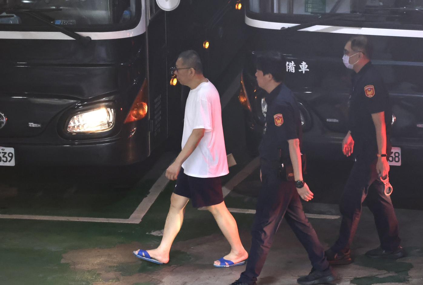 柯文哲搭乘警備車扺達台北地院。林啟弘攝