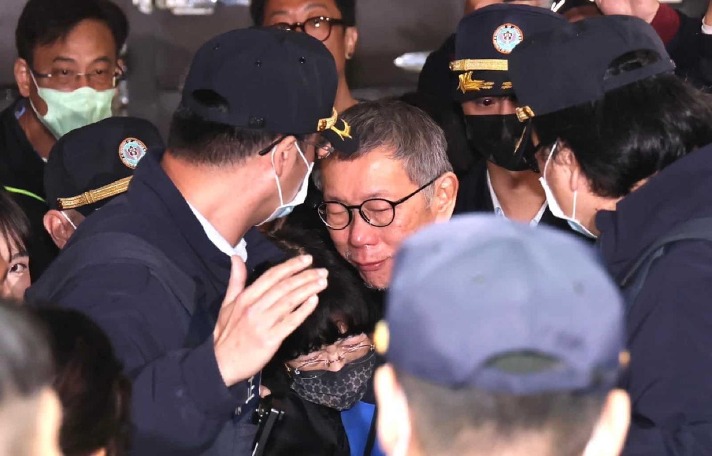 民眾黨前主席柯文哲交保之後，預計將南下新竹探望柯媽和今年離世的柯爸，圖為今年3月柯爸病逝，柯文哲赴新竹奔喪畫面。資料照片／林啟弘攝